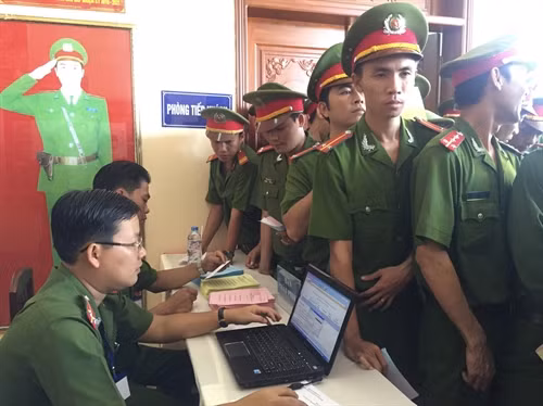 Sáng 21/5/2016, thành phố Cần Thơ tổ chức 5 điểm bầu cử sớm đại biểu Quốc hội khóa XIV và HĐND các cấp nhiệm kỳ 2016-2021. Hơn 5 nghìn cử tri là cán bộ chiến sĩ của Trung đoàn cảnh sát cơ động Tây Nam Bộ, công an thành phố Cần Thơ, Cảnh sát phòng cháy chữa cháy, công an quận Ninh Kiều, công an huyện Phong Điền đã thực hiện bỏ phiếu bầu cử. Trong ảnh: Cử tri trung đoàn cảnh sát cơ động Tây Nam bộ nhận phiếu bầu cử. Ảnh: Thanh Sang- TTXVN