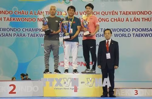 Giáo sư Lee Kyu Seok, Chủ tịch Hiệp hội Taekwondo châu Á trao cúp cho các đoàn xuất sắc Giải vô địch Taekwondo châu Á lần thứ 23. Ảnh: Xuân Dự - TTXVN