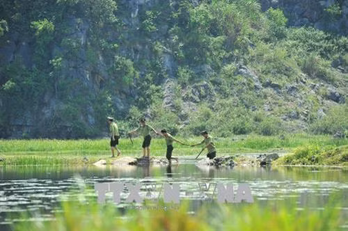 Ngoài những lúc tuần tra bảo vệ rừng, các cán bộ của Hạt Kiểm lâm liên huyện Hoa Lư – Gia Viễn luôn bảo dưỡng, kiểm tra các phương tiện, máy móc đảm bảo hoạt động tốt khi có cháy xảy ra. Ảnh: Minh Đức - TTXVN Ngoài những lúc tuần tra bảo vệ rừng, các cán bộ của Hạt Kiểm lâm liên huyện Hoa Lư - Gia Viễn luôn bảo dưỡng, kiểm tra các phương tiện, máy móc đảm bảo hoạt động tốt khi có cháy xảy ra. Ảnh: Minh Đức - TTXVN Công việc trong ngày của các kiểm lâm viên là đi bộ băng rừng, lội suối để tuần tra những diện tích rừng được giao quản lý, bảo vệ. Ảnh: Minh Đức - TTXVN Công việc trong ngày của các kiểm lâm viên là đi bộ băng rừng, lội suối để tuần tra những diện tích rừng được giao quản lý, bảo vệ. Ảnh: Minh Đức - TTXVN Hạt trưởng Hạt Kiểm lâm liên huyện Hoa Lư - Gia viễn Bùi Công Chính phân công nhiệm vụ cho các cán bộ tuần tra bảo vệ rừng. Ảnh: Minh Đức - TTXVN