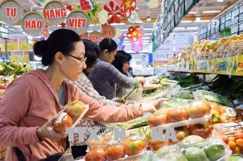Khách hàng chọn mua các mặt hàng nông sản thực phẩm tại siêu thị. Ảnh: Mỹ Phương - TTXVN