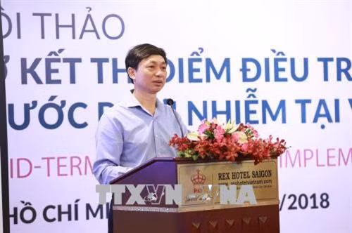 Phó Giáo sư, Tiến sỹ Nguyễn Hoàng Long, Cục trưởng Cục phòng chống HIV/AIDS - Bộ Y tế phát biểu tại hội nghị. Ảnh: Đinh Hằng - TTXVN