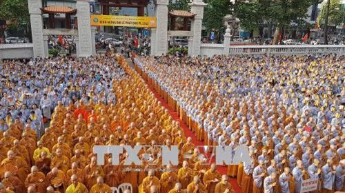 Đông đảo tăng ni, phật tử của thành phố tham dự Đại lễ Phật đản Phật lịch 2562. Ảnh: Thế Anh - TTXVN