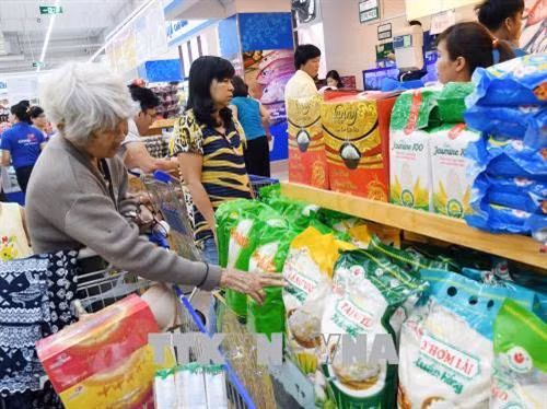 Khách hàng chọn mua các mặt hàng nông sản thực phẩm tại siêu thị. Ảnh: Mỹ Phương - TTXVN