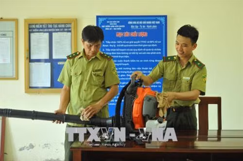 Ngoài những lúc tuần tra bảo vệ rừng, các cán bộ của Hạt Kiểm lâm liên huyện Hoa Lư – Gia Viễn luôn bảo dưỡng, kiểm tra các phương tiện, máy móc đảm bảo hoạt động tốt khi có cháy xảy ra. Ảnh: Minh Đức - TTXVN Ngoài những lúc tuần tra bảo vệ rừng, các cán bộ của Hạt Kiểm lâm liên huyện Hoa Lư - Gia Viễn luôn bảo dưỡng, kiểm tra các phương tiện, máy móc đảm bảo hoạt động tốt khi có cháy xảy ra. Ảnh: Minh Đức - TTXVN Công việc trong ngày của các kiểm lâm viên là đi bộ băng rừng, lội suối để tuần tra những diện tích rừng được giao quản lý, bảo vệ. Ảnh: Minh Đức - TTXVN Công việc trong ngày của các kiểm lâm viên là đi bộ băng rừng, lội suối để tuần tra những diện tích rừng được giao quản lý, bảo vệ. Ảnh: Minh Đức - TTXVN Hạt trưởng Hạt Kiểm lâm liên huyện Hoa Lư - Gia viễn Bùi Công Chính phân công nhiệm vụ cho các cán bộ tuần tra bảo vệ rừng. Ảnh: Minh Đức - TTXVN