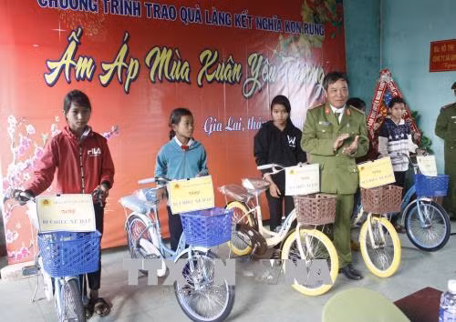 Đại diện trại giam Gia Trung trao xe đạp cho các em học sinh nghèo. Ảnh: Hoài Nam – TTXVN