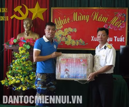 Ông Phạm Phương Hợp, thành viên Câu lạc bộ Tuổi trẻ “Vì biển đảo quê hương” (Trung ương Đoàn) trao tặng rau củ quả và hạt giống rau xanh cho các chiến sĩ nhà giàn DK1-8