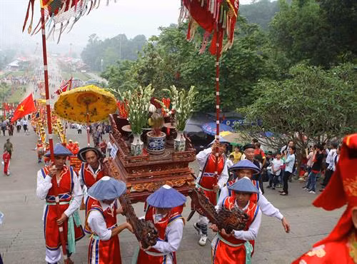 Nghi lễ rước kiệu về Đền Hùng trong ngày Giỗ Tổ là hoạt động truyền thống nhằm bảo tồn và duy trì những nét đẹp văn hóa từ lâu đời của dân tộc, thể hiện tinh thần uống nước nhớ nguồn, tri ân công đức tổ tiên, hướng về nguồn cội. Ảnh: Thanh Tùng-TTXVN