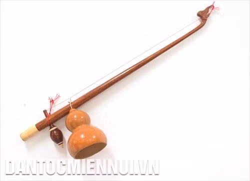 Tiêu bản đàn Kh’ser Điêu - nhạc cụ có nguy cơ mai một do ít người biết diễn tấu - được lưu giữ tại Khu thực hành biểu diễn nghệ thuật của trường Đại học Trà Vinh. Ảnh: Sơn Hên