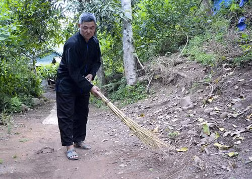 Già làng Pờ Á Sinh là người đi đầu trong việc bảo vệ môi trường, xây dựng đường xóm xanh, sạch đẹp ở bản làng. Ảnh: Văn Dũng – TTXVN