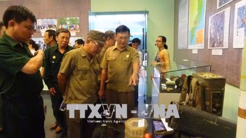 Khách tham quan triển lãm. Ảnh: Gia Thuận - TTXVN