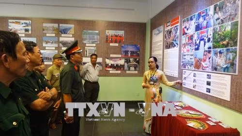 Khách tham quan triển lãm. Ảnh: Gia Thuận – TTXVN