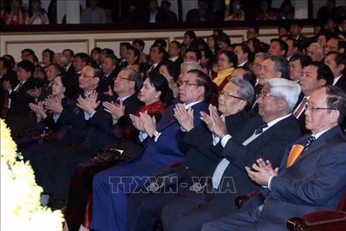 Chủ tịch Quốc hội Nguyễn Thị Kim Ngân và các đồng chí lãnh đạo, nguyên lãnh đạo Đảng, Nhà nước dự lễ trao giải. Ảnh: Trọng Đức - TTXVN
