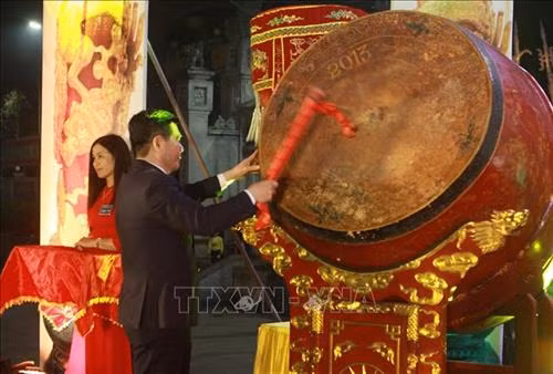 Bí thư Tỉnh ủy, Chủ tịch HĐND tỉnh Thái Bình Nguyễn Hồng Diên đánh trống khai hội. Ảnh: Thế Duyệt – TTXVN