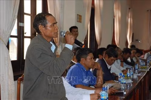 Đại diện các già làng phát biểu. Ảnh: Dương Chí Tưởng-TTXVN
