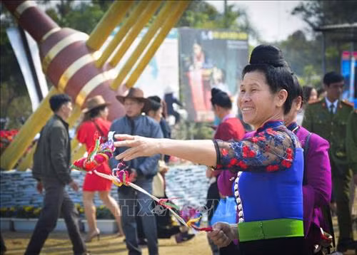 Các vận động viên thi đấu môn ném còn. Ảnh: Văn Dũng - TTXVN