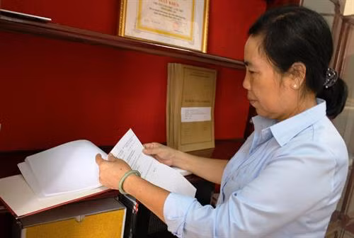 Kiểm tra, quản lý hồ sơ cán bộ tại Chi cục Văn thư Lưu trữ tỉnh Long An. Nguồn: Báo Long An online