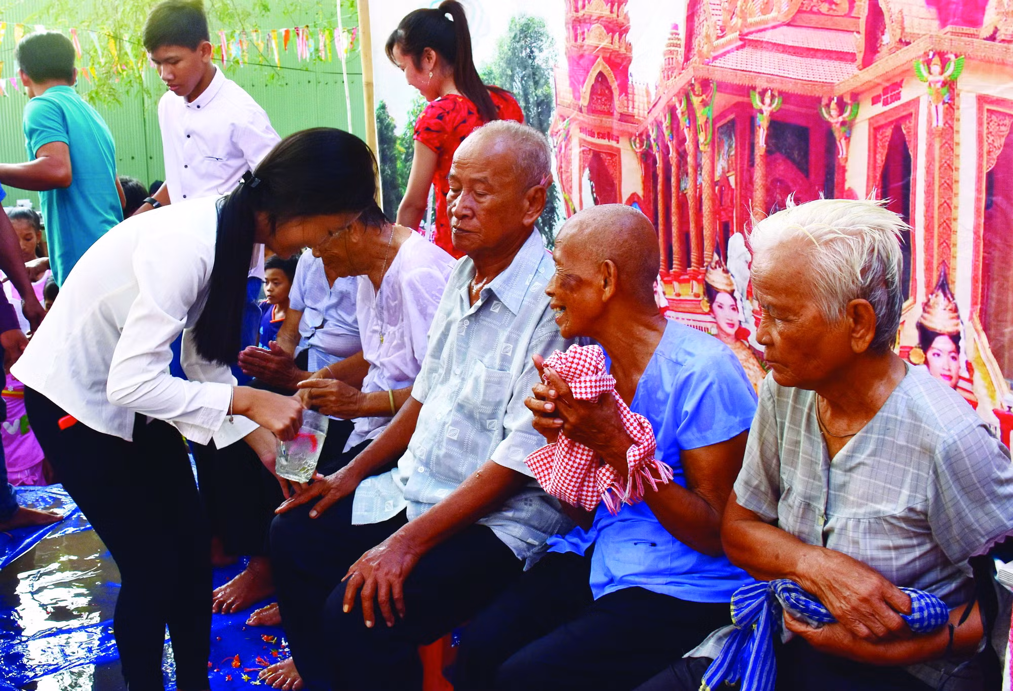 Tục tắm ông bà tại nhà của người Khmer Nam Bộ ảnh 2