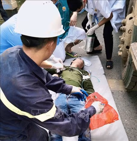 Sơn La: Đổ đèo Chiềng Đông xe tải chở trâu mất lái, lao vào ta-luy dương ảnh 2 Sơn La: Đổ đèo Chiềng Đông xe tải chở trâu mất lái, lao vào ta-luy dương ảnh 2