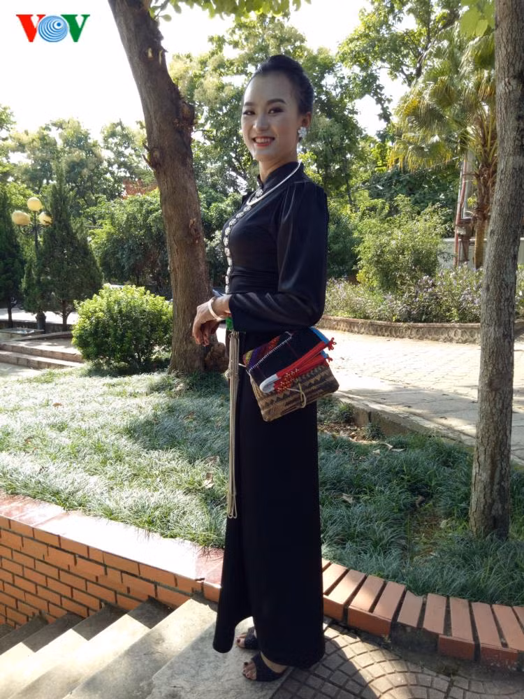 Trang phục nền nã của cô gái Thái đen miền ban trắng ảnh 1