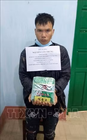 Kon Tum: Bắt quả tang vụ vận chuyển ma túy đá ở vùng biên ảnh 1