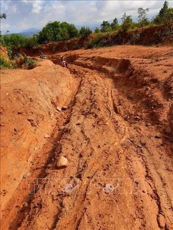 Gia Lai: Ngược đèo cõng chữ về làng Đê Kôn ảnh 1