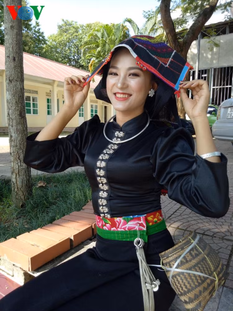 Trang phục nền nã của cô gái Thái đen miền ban trắng ảnh 4