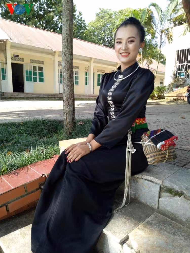 Trang phục nền nã của cô gái Thái đen miền ban trắng ảnh 3