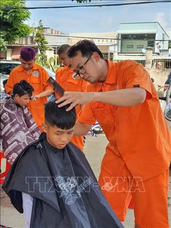 Tiệm cắt tóc thiện nguyện trên đất Tây Đô ảnh 3