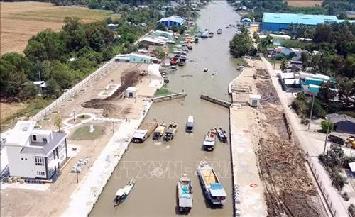 Cống Âu thuyền Ninh Quới ngăn mặn giữ ngọt, cứ 2 tiếng một lần mở cửa âu cho thuyền bè qua lại xong lại đóng trở lại. Ảnh: Trung Hiếu-TTXVN