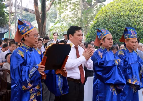 Đại diện lãnh đạo Thành phố Vinh (Nghệ An) đọc văn tế trong Lễ Giỗ Tổ Hùng Vương. Ảnh: Bích Huệ- TTXVN