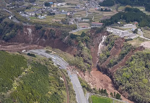Sạt lở đất sau trận động đất ở Minami-Aso, tỉnh Kumamoto ngày 16/4. AFP/TTXVN