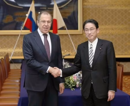 :Ngoại trưởng Fumio Kishida (phải) và Ngoại trưởng Sergey Lavrov (trái) trong cuộc gặp tại Tokyo.Kyodo/TTXVN