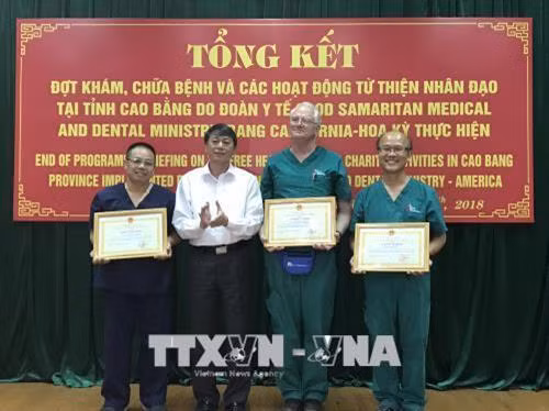 Ông Hoàng Xuân Ánh, Chủ tịch UBND tỉnh Cao Bằng tặng Bằng khen cho các bác sỹ trong đoàn từ thiện Good Samary Nhân Lành. Ảnh: Quốc Đạt -TTXVN