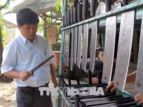 Khách du lịch đến Cao Bằng thường ghé thăm Phúc Sen, lựa chọn cho mình những sản phẩm ưng ý. Ảnh: Quốc Đạt - TTXVN