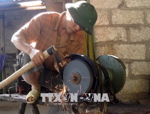 Nhờ có máy móc hỗ trợ ở một số công đoạn, ngày nay, người thợ rèn ở Phúc Sen đã nâng cao năng suất và chất lượng sản phẩm, đáp ứng nhu cầu của thị trường. Ảnh: Quốc Đạt - TTXVN