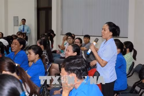 Công nhân lao động ngành dệt may chia sẻ về nạn bạo lực đối với phụ nữ và trẻ em gái. Ảnh: Thanh Vũ-TTXVN