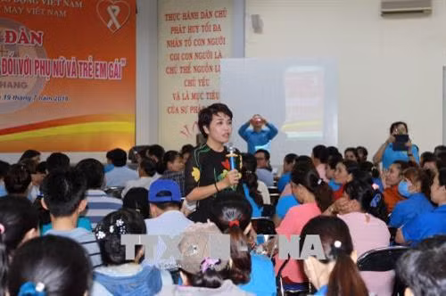 Bà Lê Thị Linh Trang, Tiến sĩ tâm lý, Học viện Cán bộ Thành phố Hồ Chí Minh chia sẻ với công nhân lao động về việc chung tay xóa bỏ bạo lực đối với phụ nữ và trẻ em gái. Ảnh: Thanh Vũ-TTXVN