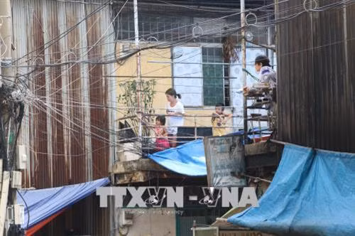 Người dân sinh sống tại khu tạm cư An Phú, quận 2. Ảnh Trần Xuân Tình - TTXVN