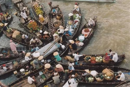 Chợ Ngã Bảy không chỉ là nơi buôn bán hàng hóa, mà còn là địa điểm thu hút khách du lịch. Ảnh: dulich24.com.vn