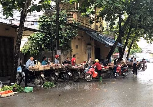 Nhiều hàng thịt lợn bán rong không được kiểm soát ngoài vỉa hè ở thành phố Yên Bái là nguồn lây lan dịch bệnh. Ảnh: Đức Tưởng-TTXVN