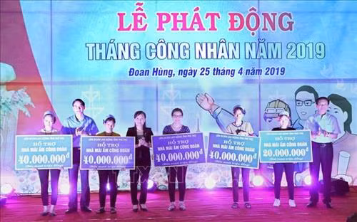 Lãnh đạo Liên đoàn Lao động tỉnh Phú Thọ trao tượng trưng số tiền hỗ trợ xây dựng và sửa chữa Nhà mái ấm công đoàn cho 5 đoàn viên có hoàn cảnh khó khăn của huyện Đoan Hùng. Ảnh: Trung Kiên-TTXVN