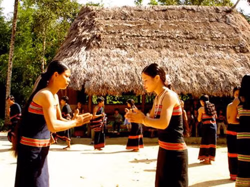 Những động tác múa za zá của phụ nữ Triêng có nhiều chi tiết giống điệu múa Lăm Vông của người Lào.
