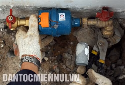 Lắp đặt đồng hồ nước tại các hộ gia đình trên địa bàn quận Bình Thạnh, TP.HCM. Ảnh: An Hiếu - DT&MN/TTXVN