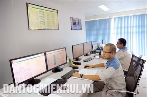Hệ thống điều khiển, kiểm tra, phân tích chất lượng nước hiện đại của Nhà máy nước Thủ Đức (TP.HCM). Ảnh: An Hiếu - DT&MN/TTXVN