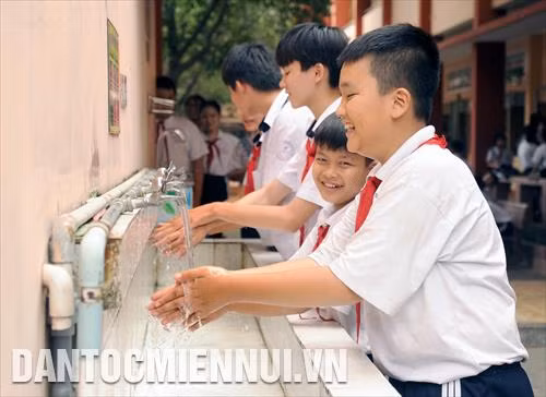 Các em học sinh sử dụng nước sạch tại trường THCS Linh Trung (quận Thủ Đức, TP.HCM) từ công trình thanh niên cấp nước sạch miễn phí. Ảnh: An Hiếu - DT&MN/TTXVN