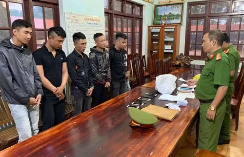Công an thành phố Buôn Ma Thuột bắt giữ 6 đối tượng hoạt động tín dụng đen. Ảnh : dangcongsan.vn