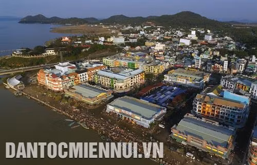 Một góc thành phố Hà Tiên (Kiên Giang), nơi 3 dân tộc: Kinh, Hoa, Khmer đã cư trú lâu đời. Ảnh: An Hiếu