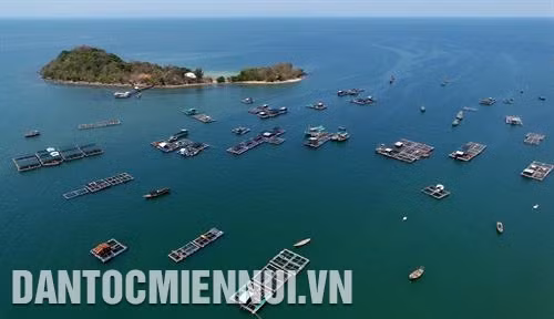Tàu thuyền qua lại tấp nập tại khu vực bến tàu Hà Tiên thuộc phường Tô Châu, thành phố Hà Tiên. Ảnh: An Hiếu Trái thốt nốt - sản vật đặc trưng của đồng bào Khmer ở thành phố Hà Tiên. Ảnh: An Hiếu Nghề nuôi cá lồng bè trên vùng biển thuộc xã đảo Tiên Hải, thành phố Hà Tiên, vừa là sinh kế của người dân vừa là điểm đến du lịch hấp dẫn du khách trong và ngoài nước. Ảnh: An Hiếu