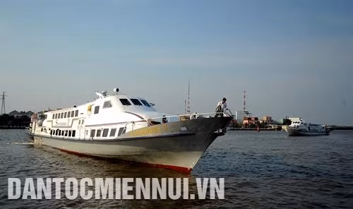 Tàu thuyền qua lại tấp nập tại khu vực bến tàu Hà Tiên thuộc phường Tô Châu, thành phố Hà Tiên. Ảnh: An Hiếu Trái thốt nốt - sản vật đặc trưng của đồng bào Khmer ở thành phố Hà Tiên. Ảnh: An Hiếu Nghề nuôi cá lồng bè trên vùng biển thuộc xã đảo Tiên Hải, thành phố Hà Tiên, vừa là sinh kế của người dân vừa là điểm đến du lịch hấp dẫn du khách trong và ngoài nước. Ảnh: An Hiếu
