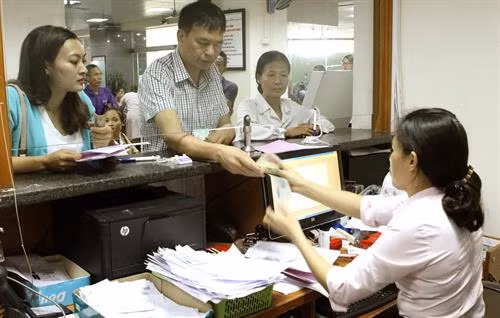 Thủ tục thanh toán viện phí được hỗ trợ nhanh gọn nhờ viện đầu hệ thống thông tin hiện đại. Ảnh: Dương Ngọc – TTXVN